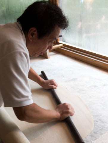 平日にも関わらずお客さんがひっきりなしの「湧水」では、1日に5、6回そばを打つ。