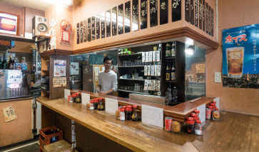 立ち飲みの小さな店ゆえに1人でも仲間とでも楽しめる。知らない客同士が意気投合して一緒に盛り上がることも多 い。