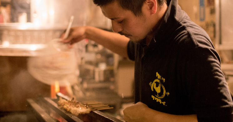 その日仕入れた鶏肉を手打ちし、備長炭を使って焼き上げる仕事ぶりは、真剣そのもの。