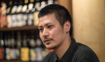 炭の調子や焼き加減、脂の落ち具合など研究を重ねてきた白石さん。