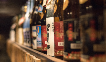 厳選した焼酎は常に30種類以上。ボトルキープもできる。