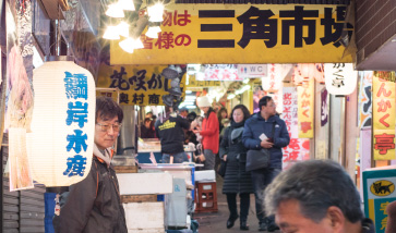 三角市場。小樽や近海で獲れた新鮮な魚介が買えたり食べられたりするとあって、人気の観光スポット。