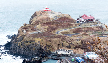 小樽の祝津にある展望台からは日本海と網元の住宅である鰊御殿が望め、一帯がニシン漁で賑わった面影を偲ぶことができる。