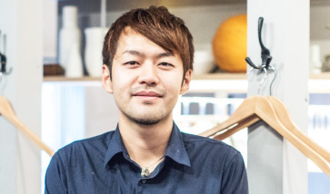 生産者である農家と直接やりとりして北海道内から食材を直送してもらうこだわりをもつシェフ山本さん。