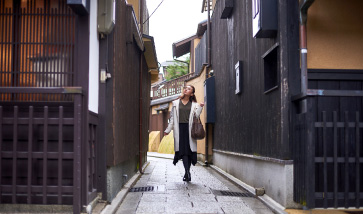 石畳と黒塀・黒壁の細い道…まるでタイムスリップしたかのような気分になれる祇園の街並み
