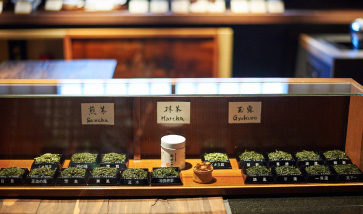 売り場に併設された試飲室では、一保堂が販売する全ての茶葉が試飲できる