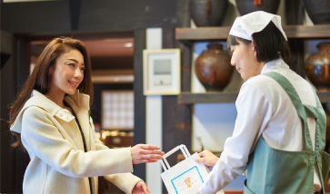 気に入ったお茶をお買い上げ。取材時は年末、贈答用・年始用のお茶を買い求めるお客がひっきりなしに訪れていた