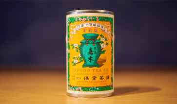 一保堂の代表的な銘柄「嘉木」は、煎茶ならではの甘みと渋みのバランスを楽しむお茶。しっかりとした甘み、はなやかな香りとじんわり広がるうまみを楽しむことができる。小缶108g3240円