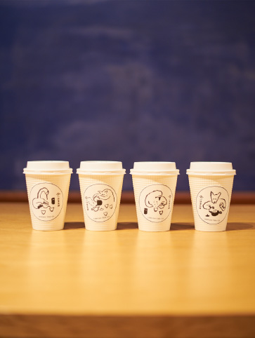 可愛いイラストが付いたテイクアウト用カップで、店頭で淹れてもらったお茶をテイクアウトできる。煎茶、玉露など4種400円〜