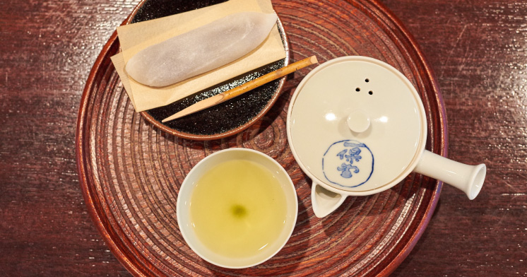 嘉木で楽しめるお茶は、季節限定のものも合わせ14〜5種類。季節の主菓子か干菓子が付き、600円〜