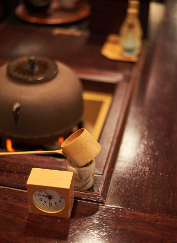 抹茶を注文した場合は、店内にしつらえた釜の湯でスタッフが丁寧に点ててくれる。その様子を眺めるのもまた一興