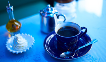 生クリームが別添えされたウインナーコーヒー600円。こちらのカップも東郷青児氏のイラスト入り