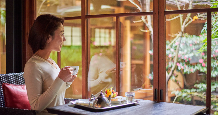 “和”のしつらいが感じられる坪庭を眺めながら、洋菓子とお茶を楽しむ……京都らしい贅沢なひととき