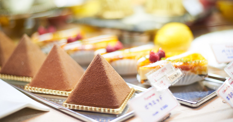 人気スイーツのピラミッド500円(税込)。またリンゴタルト300円(税込)は季節に応じて津軽、紅玉、ふじと使い分け、その味わいの違いを楽しむファンも多い