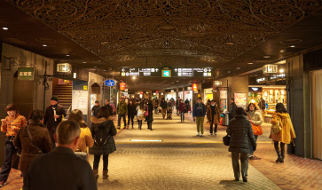 天神といえば巨大な地下街も有名。若者たちに人気のファッションブランド店がずらり