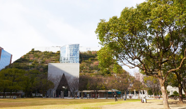 福岡の新たなランドマークとして1995年に建てられた公民複合施設・アクロス福岡。広大な屋上緑化が特徴で、歩いて登ることもできる
