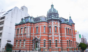 辰野金吾設計の赤煉瓦文化館は1909年竣工の歴史ある建物。現在は福岡市文学館として利用されている