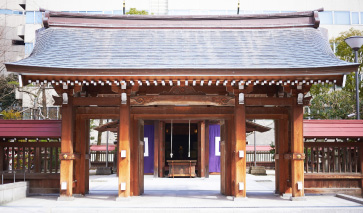 百貨店のすぐ裏に立地しながら、不思議と静謐な空気が漂うのは神社ならでは。境内には樹齢300年の大楠も