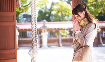 「警め、固る」という名を持つ神社。平日の日中でも参拝者は絶えず、通勤や仕事の合間に参拝を、という人も多いようだ