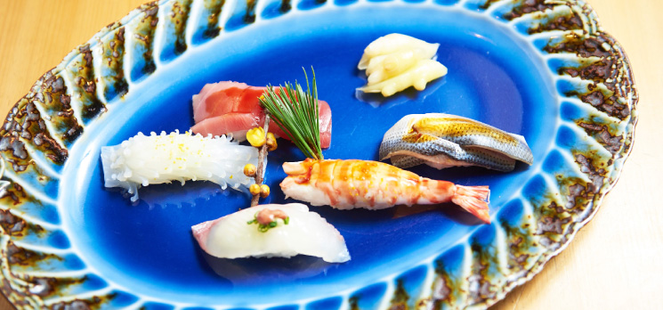 ランチは1080円〜、夜のコースは5000円〜(要予約)。丁寧な「仕事」が施された寿司は思わず見とれてしまう美しさ