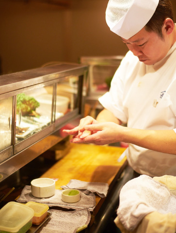 ご主人の鮮やかな手つきも、寿司店ならではの目で味わうごちそうの一つ