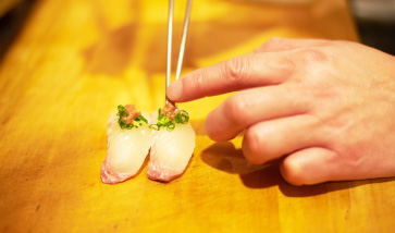 ヒラメの握りに鯛ワタの塩辛を乗せてゆく。合わせられた素材を推理しながら食べるのもまた一興