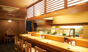 店内はカウンター+テーブル席が2つ。お客様の大半が常連だというのもうなずける