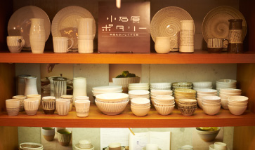 「B・B・B POTTERS」の2F、棚にずらりと並んだ小石原ポタリーの器たち