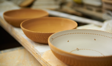 手前は化粧土のあとに飛び鉋をかけた器。シンプルな技法でも実に多彩な表情を出せることに驚く