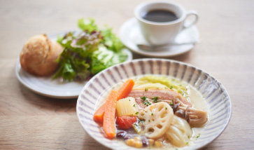 小石原ポタリーの皿が使用されたToday's Lunch1000円(税込)。この日は野菜と豆がたっぷりのポトフ