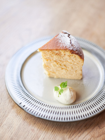 チーズケーキ480円(税込)。お料理からスイーツまで幅広く合うのが小石原ポタリーの魅力