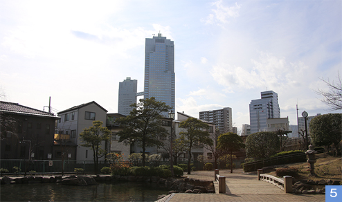 「中央区立佃公園」から対岸を望む。