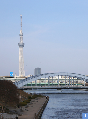 空と隅田川のコントラストに四季の移り変わりを感じる。