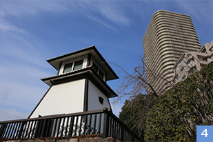 歴史を感じる景色と近代的な風景のコントラストが面白い。