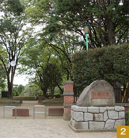 常盤公園内には浦和御殿を偲ばせる灯籠などもあり、歴史の重みを感じる。