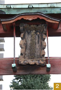 今はひっそりとした佇まいの鳥居だが、浦和祭りの際は当時の活気を取り戻す。