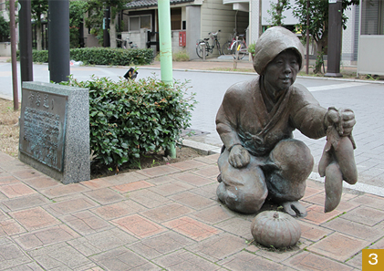 常盤公園そば、「二七市」が開かれていた「市場通り」にある「農婦の像」。