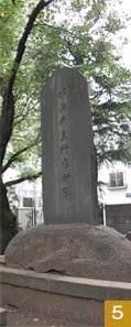 仲町公園内の石碑は高さ4mほどの立派なもので、本陣跡の貫禄を感じさせる。