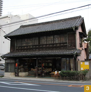 明治初期に建てられたままの風情を残す「青山茶舗」。散歩の合間に一休み。