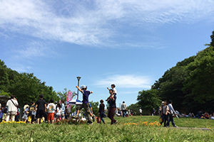 芝生の広場では、のんびりと時間が流れているように感じられる。