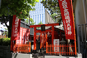 下町人情あふれるこのエリアは、ビルや民家の合い間のそこかしこに、手入れされた神社がある。 下町人情あふれるこのエリアは、ビルや民家の合い間のそこかしこに、手入れされた神社がある。