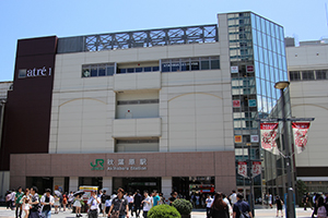 2010年(平成22年)に改修されたJR「秋葉原」駅は、すっかりモダンでスマートな印象。 2010年(平成22年)に改修されたJR「秋葉原」駅は、すっかりモダンでスマートな印象。