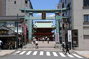 ビルの間に佇む「神田明神」。平日でも多くの人が参拝に訪れている。 ビルの間に佇む「神田明神」。平日でも多くの人が参拝に訪れている。