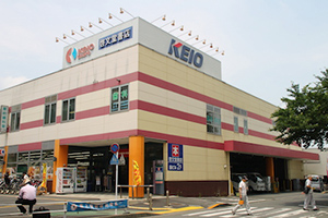 「高尾」駅前の京王ストアには、本屋や美容院も入っている