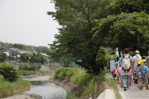 平日昼間、川沿いを散歩する子どもたち