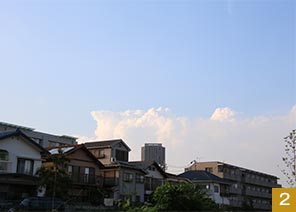 低く抑えられた住宅街の上には入道雲。