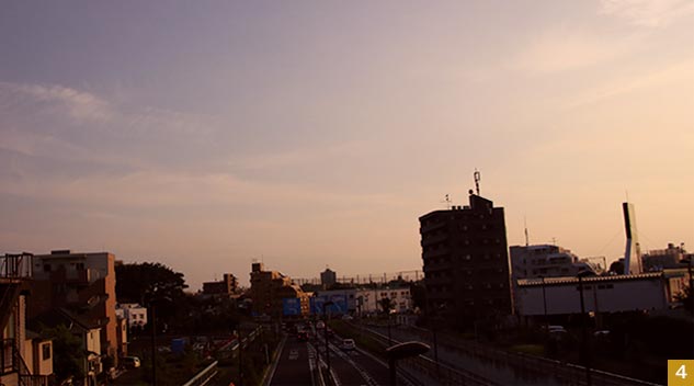 歩道橋から眺める街が夕日に染められていく。