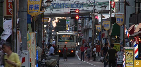 活気に溢れる井荻駅の商店街（PONTE IOGI）はいつも賑やか。