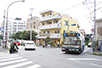 千川通りと旧早稲田通りの交差点。左に向かうと環八や笹目通り。