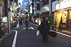夕方の杉大門通りを歩く人々